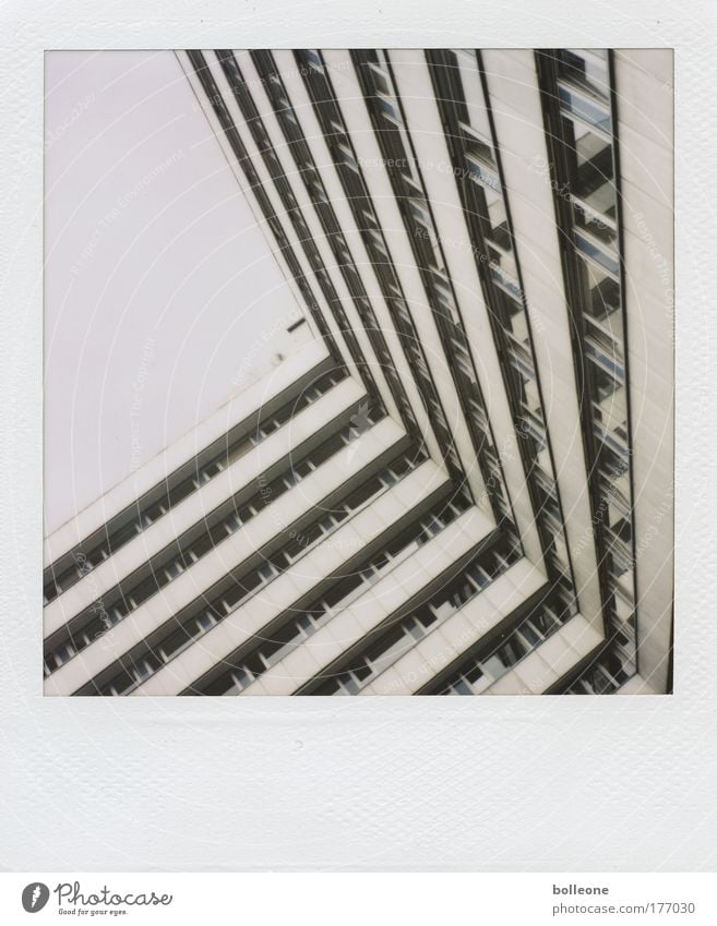 Sehr schräg... Farbfoto Gedeckte Farben Polaroid Textfreiraum links Tag Stadt Menschenleer Hochhaus Bauwerk Gebäude Architektur Fassade eckig kalt grau