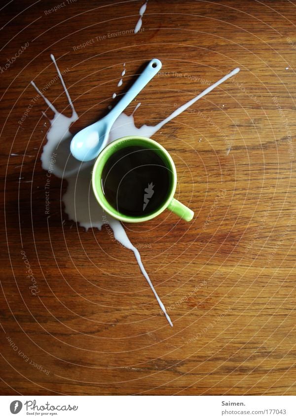 och mist... Farbfoto Innenaufnahme Vogelperspektive Kaffeetrinken Getränk Heißgetränk Desaster Kaffetrinken Tasse Löffel Tisch Missgeschick Seite verschütten