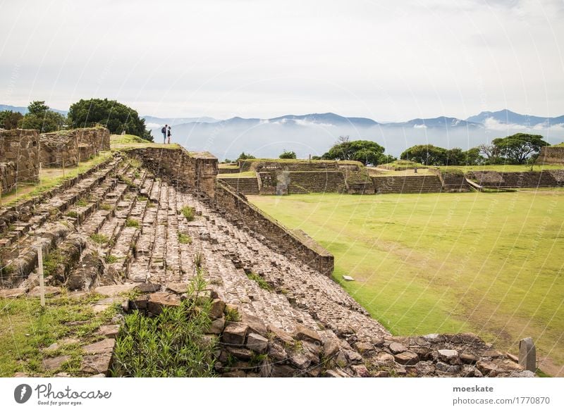 Monte Alban, Oaxaca, Mexiko Mensch maskulin feminin Paar Partner Landschaft Himmel Wolken Sommer grün Ruine Maya Ferien & Urlaub & Reisen Zusammensein