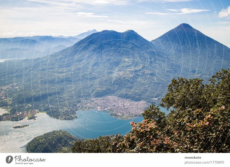 Atitlansee Guatemala - Vulkan Toliman und Atitlan Umwelt Natur Landschaft Pflanze Himmel Wolken Sommer Wetter Schönes Wetter Baum Wald Urwald Seeufer blau grün