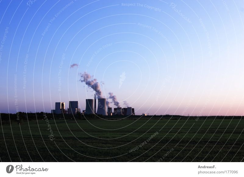 C0² Farbfoto Außenaufnahme Textfreiraum oben Abend Dämmerung Energiewirtschaft Kohlekraftwerk Industrie Umwelt Natur Landschaft Himmel Klima Klimawandel Feld