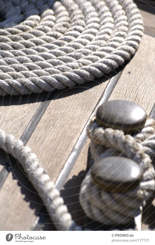 Steig mit ins Boot Farbfoto Außenaufnahme Tag Licht Schatten Schifffahrt Bootsfahrt Fischerboot Sportboot Jacht Segelboot Segelschiff Sicherheit Seil