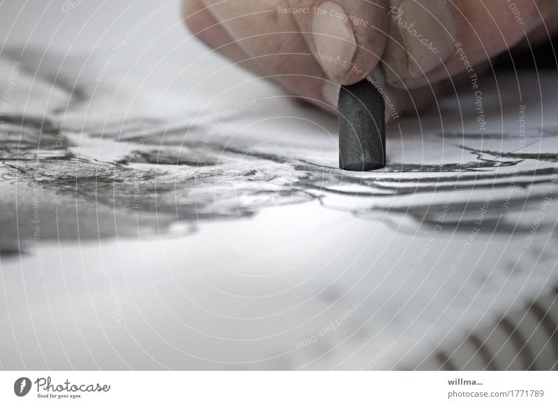 zeichnende Hand mit Zeichenkohle Freizeit & Hobby Finger Kunst Künstler Maler Zeichenblock Graphitstift Zeichenstift Zeichenutensilien Kreativität Nahaufnahme