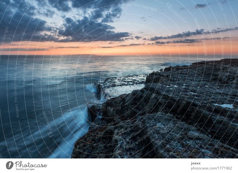 Felsen vom Meer umspült, bei Himmel mit Sonnenuntergangsstimmung Dämmerung Abend Ufer Ruhe Irland Sonnenuntrgangsstimmung Schönes Wetter blau braun Horizont