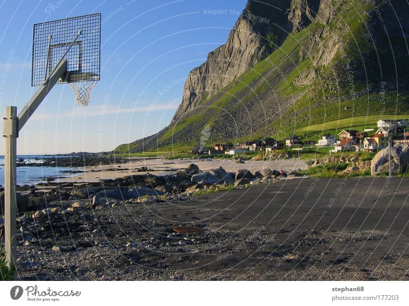 strandkorb Farbfoto Außenaufnahme Menschenleer Tag Totale Ferien & Urlaub & Reisen Strand Meer Sport Ballsport Sportstätten Basketballkorb Basketballplatz Erde