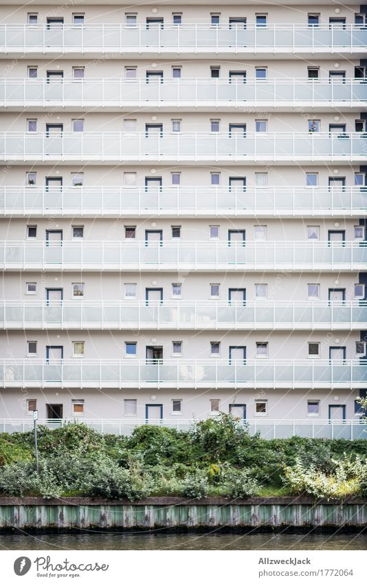 Schließfachbewohner Berlin Hauptstadt Stadtzentrum Haus Hochhaus Gebäude Architektur Wohnhochhaus Fassade Balkon Terrasse ästhetisch einfach hell Sauberkeit