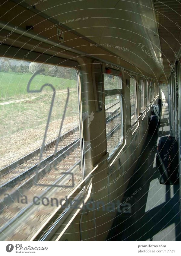 Unterwegs in einem Zug. Foto: Alexander Hauk Ferien & Urlaub & Reisen Verkehr Eisenbahn Bewegung machen Eisenbahnwaggon Zweite Klasse Bahnfahren Farbfoto