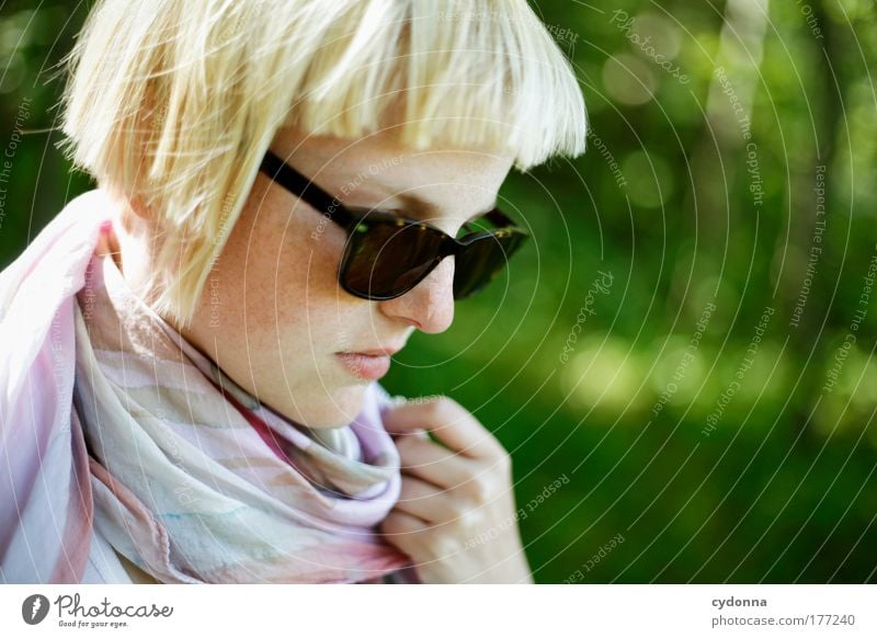 Im Vorbeigehen Farbfoto Außenaufnahme Nahaufnahme Detailaufnahme Textfreiraum rechts Tag Licht Schatten Kontrast Sonnenlicht Starke Tiefenschärfe