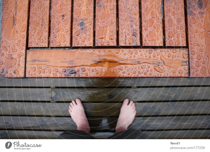 Tischfuß Fuß Regen Wasser Wassertropfen Holz Schatten oben Vogelperspektive Anschnitt Bildausschnitt Detailaufnahme Barfuß Tischplatte Holztisch Holzfußboden