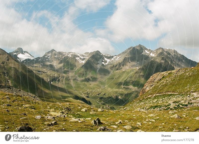 Unter den Wolken Farbfoto Außenaufnahme Menschenleer Tag Sonnenlicht Starke Tiefenschärfe Natur Landschaft Erde Luft Himmel Sommer Hügel Berge u. Gebirge Gipfel