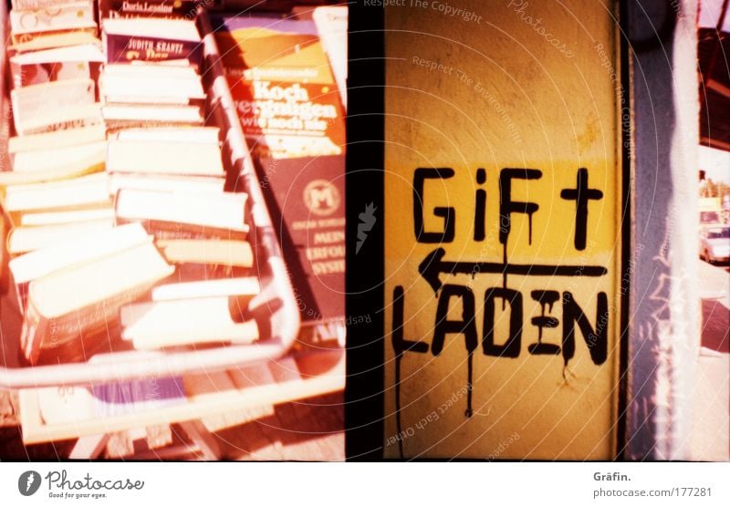 Giftladen Farbfoto Freizeit & Hobby Bildung Buch Sammlerstück Schriftzeichen Schilder & Markierungen Graffiti Billig kaputt viele sparsam Buchladen Bücherkiste