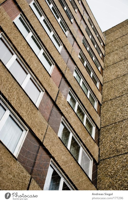 Einheitswohnen Farbfoto Außenaufnahme Menschenleer Tag Dresden Stadt Haus Hochhaus Bauwerk Gebäude Architektur Plattenbau DDR-Architektur Mauer Wand Fassade