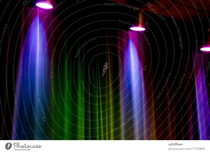 Klangfarbe | Purpur Regen Kunst Bühne Veranstaltung Musik Konzert dunkel violett Vorhang Brokat Show Scheinwerfer Autoscheinwerfer Licht Lichtschein Lichtstrahl