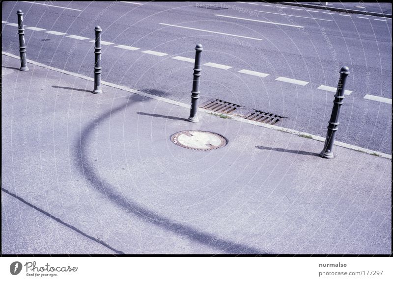 Strassengesicht Farbfoto Muster Design Kunst Sonne Menschenleer Platz Verkehr Verkehrswege Straßenverkehr Autofahren Fußgänger Verkehrszeichen Verkehrsschild