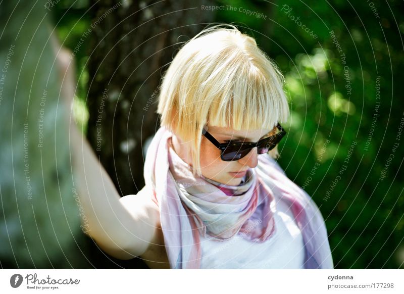 Nachdenklich Farbfoto Außenaufnahme Nahaufnahme Detailaufnahme Tag Licht Schatten Kontrast Sonnenlicht Starke Tiefenschärfe Vogelperspektive Totale Porträt