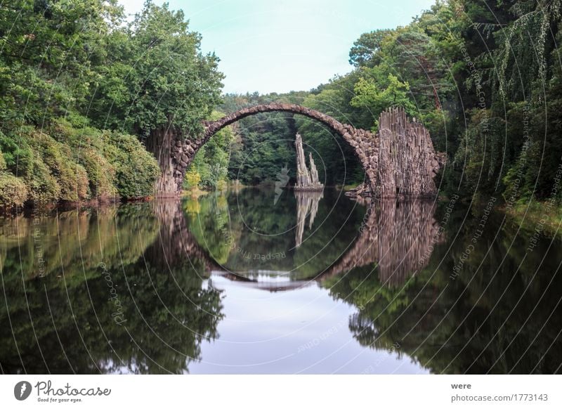 Die Teufelsbrücke Wasser Park Teich See Brücke außergewöhnlich eckig Bad Muskau Basalt Basaltbrücke Basaltstein Bogen Geografie Gewässer Kromlau Rakotzbrücke