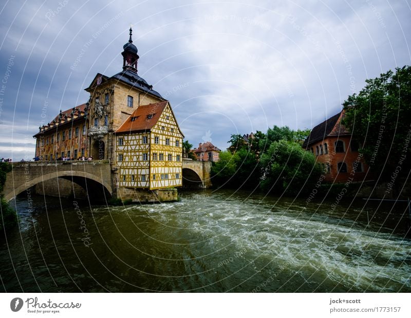 Rathaus von Bamberg Sightseeing Städtereise Weltkulturerbe Barock Himmel Wolken Fluss Regnitz Stadtzentrum Brücke Fachwerkhaus Fassade Sehenswürdigkeit