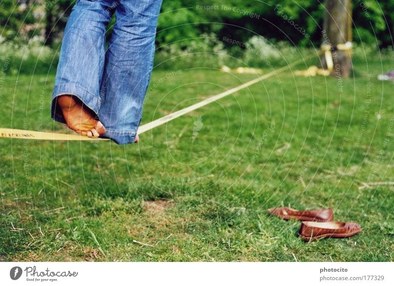 seiltanz Farbfoto Außenaufnahme Textfreiraum rechts Tag Schwache Tiefenschärfe Zentralperspektive Rückansicht Lifestyle Freude Freizeit & Hobby Mensch feminin