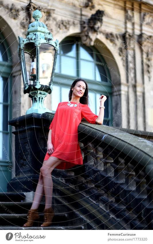 LadyInRed_1773320 Lifestyle elegant Stil schön Junge Frau Jugendliche Erwachsene Mensch 18-30 Jahre feminin Barock Historische Bauten Zwinger Lampe Treppe Model