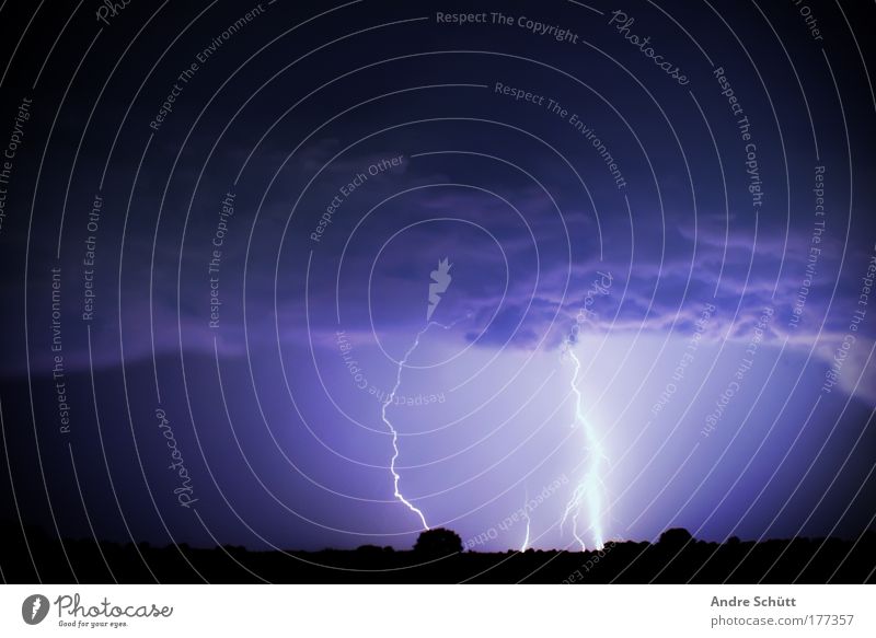 2012 Farbfoto Gedeckte Farben Außenaufnahme Menschenleer Textfreiraum oben Dämmerung Nacht Blitzlichtaufnahme Kontrast Lichterscheinung Energiekrise Natur