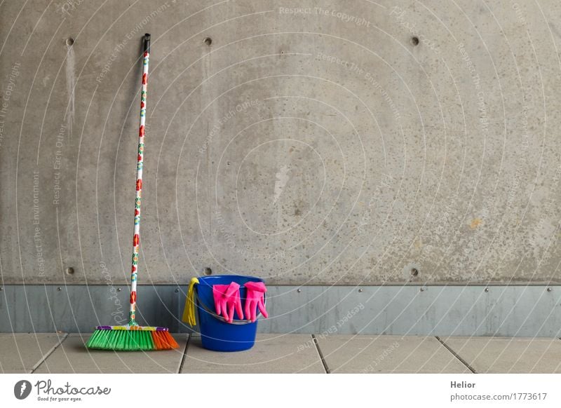 Bunte Reinigungsutensilien 4 Wohnung Besen Mauer Wand Handschuhe Beton Kunststoff Reinigen einzigartig Sauberkeit trist blau mehrfarbig gelb grau grün orange