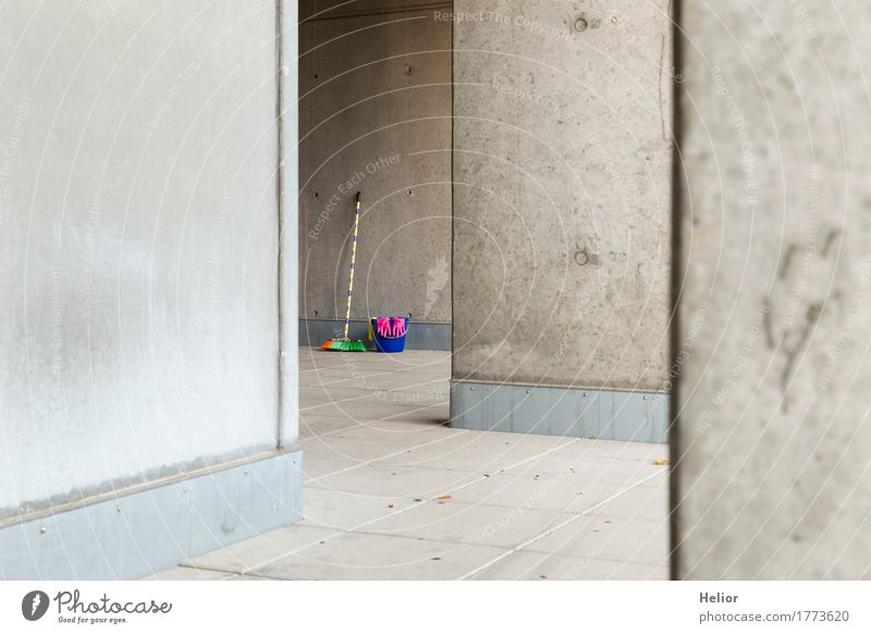 Bunte Reinigungsutensilien 7 Besen Mauer Wand Handschuhe Beton Reinigen blau gelb grau rosa Dienstleistungsgewerbe Business Raumpfleger Haushaltsführung