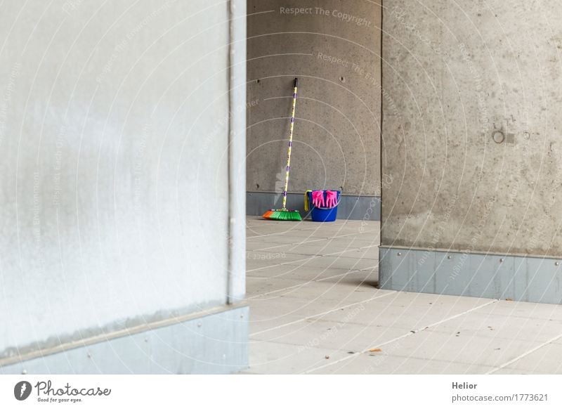 Bunte Reinigungsutensilien 8 Besen Mauer Wand Handschuhe Beton Reinigen blau gelb grau rosa Kunststoff einzigartig Sauberkeit trist mehrfarbig schwarz weiß