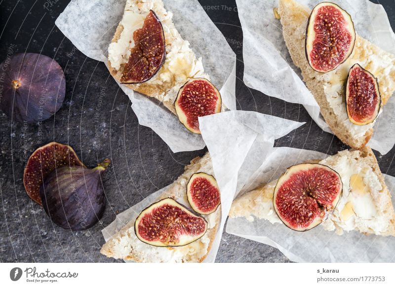 Ziegenkäse Crostini mit frischen Feigen Lebensmittel Käse Milcherzeugnisse Frucht Teigwaren Backwaren Brot Ernährung Büffet Brunch Vegetarische Ernährung