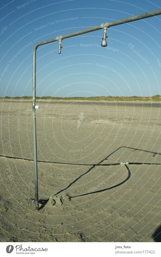 Die Dusche am Strand Farbfoto Außenaufnahme Menschenleer Tag Schatten Starke Tiefenschärfe Zentralperspektive Ferien & Urlaub & Reisen Sommerurlaub Meer