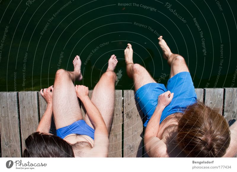 sittin on the dock of the bay Ferien & Urlaub & Reisen Tourismus Ausflug Ferne Sommer Sommerurlaub Sonne Sonnenbad Junger Mann Jugendliche Leben 2 Mensch Wasser