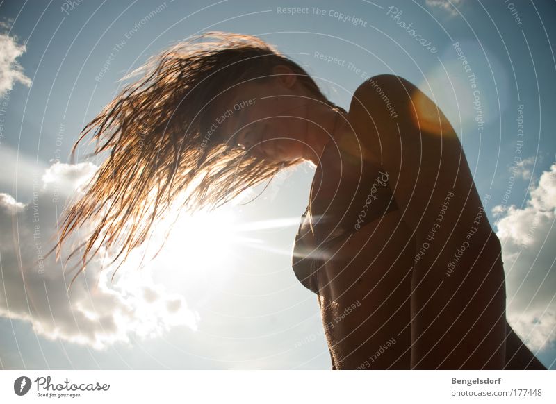 trocknen schön Wellness Sinnesorgane Sommer Sommerurlaub Sonne Strand Meer Mensch Junge Frau Jugendliche Leben Haare & Frisuren Brust 1 Himmel Wolken Bikini