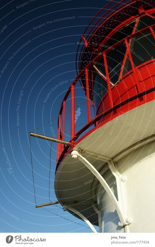 Leuchtturm im Himmel Farbfoto Außenaufnahme Menschenleer Textfreiraum links Textfreiraum oben Froschperspektive Küste Insel Amrum Turm Sehenswürdigkeit