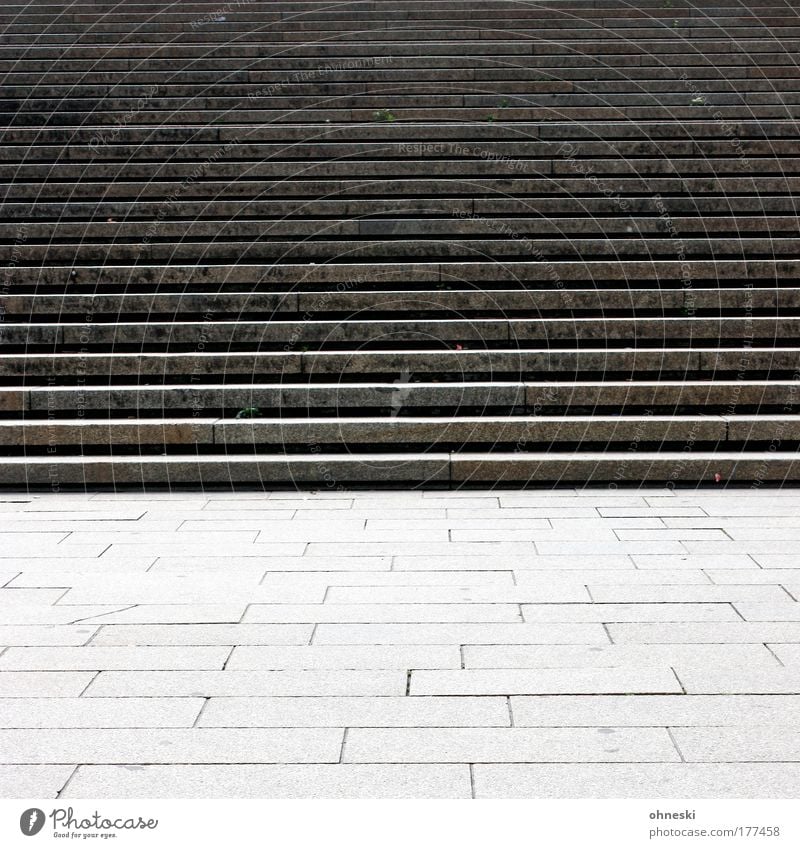 Kein Land in Sicht Gedeckte Farben Außenaufnahme Muster Strukturen & Formen Menschenleer Zentralperspektive Stadt Platz Treppe Stein Beton eckig trist grau