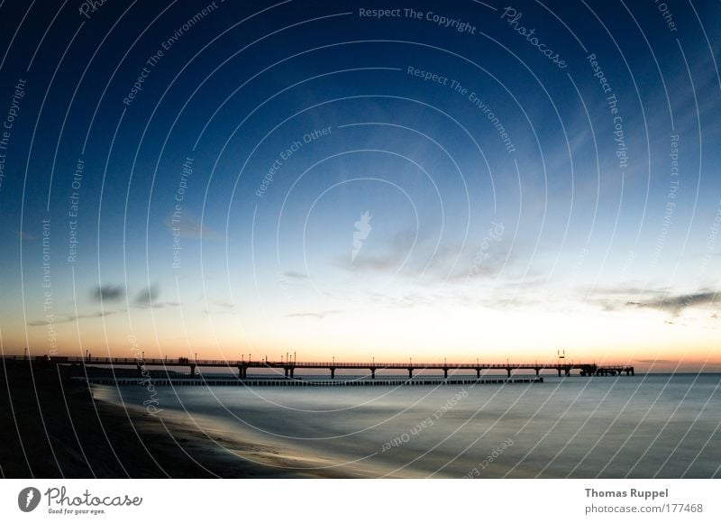 Seebrücke Farbfoto Außenaufnahme Menschenleer Textfreiraum oben Textfreiraum unten Textfreiraum Mitte Tag Abend Dämmerung Silhouette Sonnenaufgang