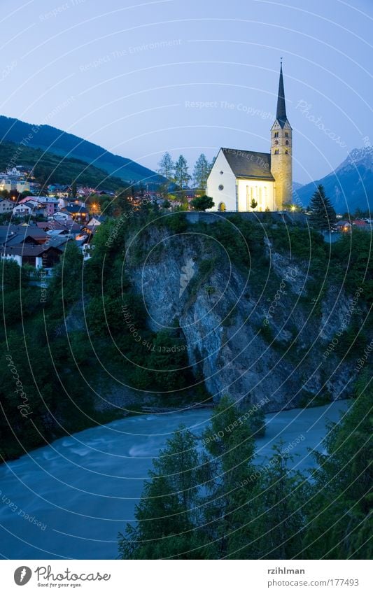 Kirche Scuol Farbfoto Außenaufnahme Textfreiraum unten Textfreiraum Mitte Abend Dämmerung Nacht Zentralperspektive Totale Natur Landschaft Dorf Architektur