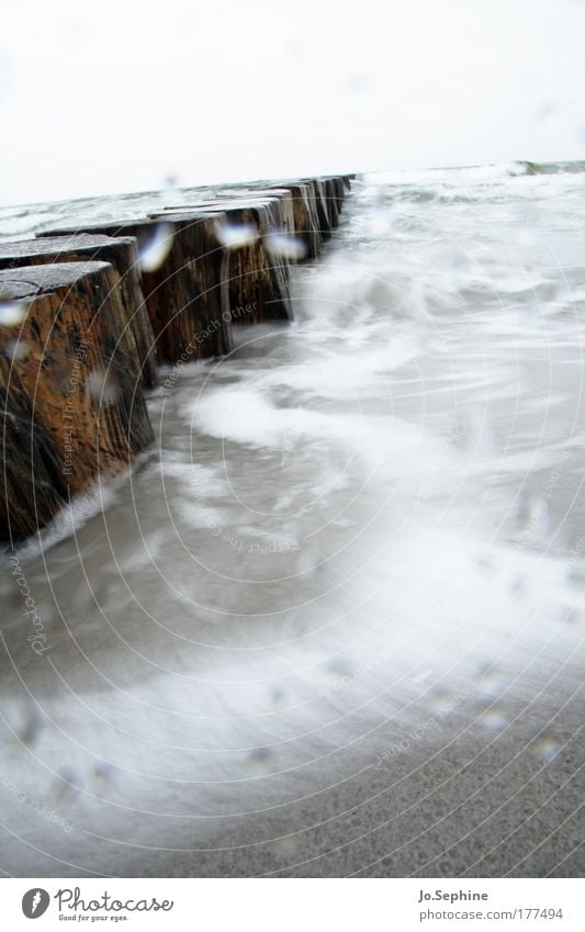 Waschgang Ostsee Meer stürmisch Unwetter Wetter Regen Sturm Wellen Wassertropfen Buhne Urelemente Natur Küste Strand Naturgewalt nass grau wild chaotisch Kraft