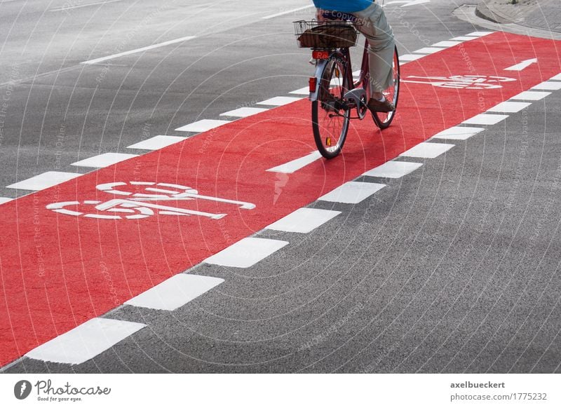 Radspur Lifestyle Freizeit & Hobby Ferien & Urlaub & Reisen Sport Fahrradfahren Mensch Mann Erwachsene 1 Stadt Verkehr Verkehrsmittel Verkehrswege