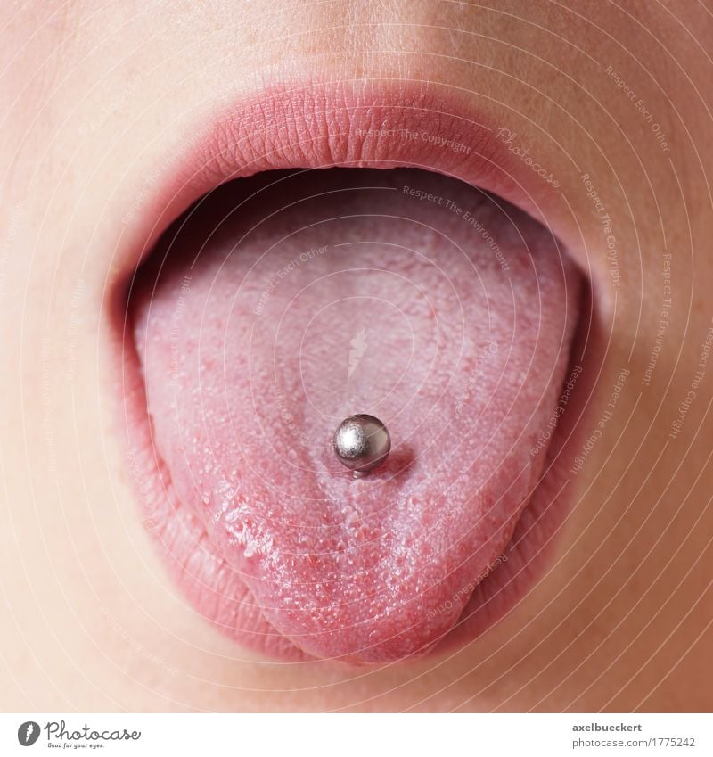 Zungenpiercing Lifestyle Stil schön Dekoration & Verzierung Mensch feminin Mädchen Junge Frau Jugendliche Erwachsene Mund 1 18-30 Jahre Mode Schmuck Piercing