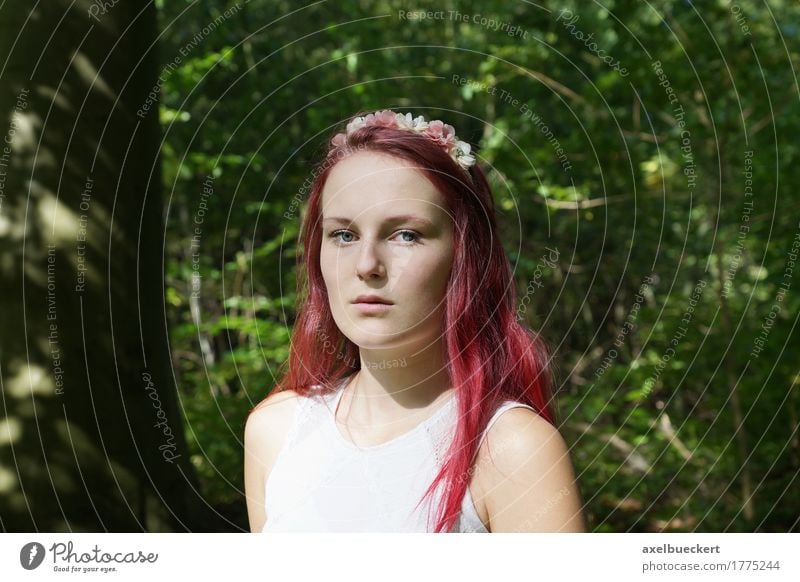 junge Frau mit Blumen in ihrem Haar Lifestyle schön Haare & Frisuren Sommer Mensch feminin Mädchen Junge Frau Jugendliche Erwachsene 1 18-30 Jahre Natur Baum