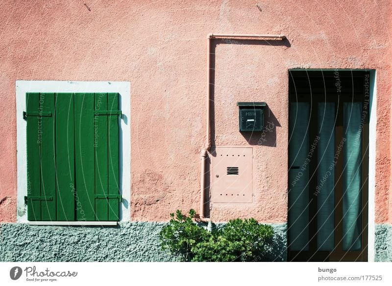 italia Farbfoto Außenaufnahme Schatten Zentralperspektive Dorf Haus Gebäude Mauer Wand Fenster Tür Briefkasten Fensterladen Putzfassade verputzt Röhren