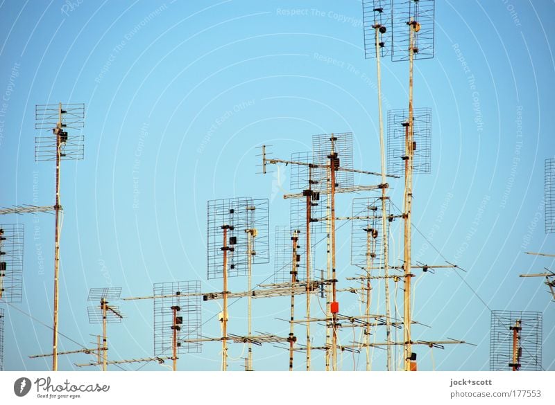 Antenna (Anordnung zur Abstrahlung und zum Empfang) Telekommunikation Informationstechnologie Antenne Wolkenloser Himmel eckig Netzwerk Resonanz empfangsbereit