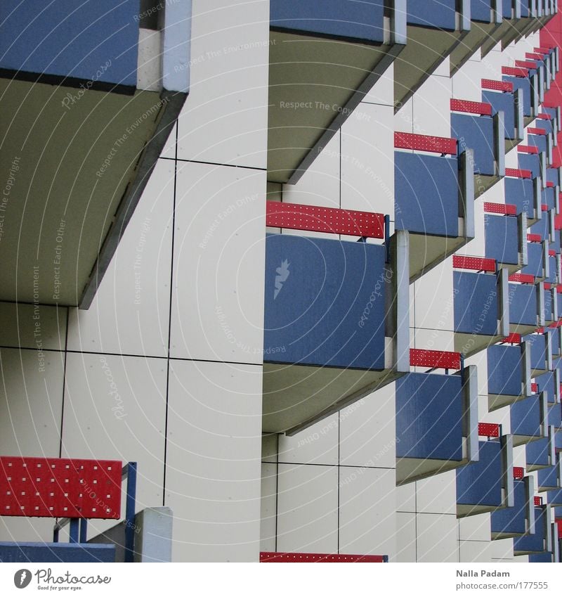 Balkone Farbfoto mehrfarbig Außenaufnahme Tag Haus Bauwerk Architektur Stein Häusliches Leben rot blau trist