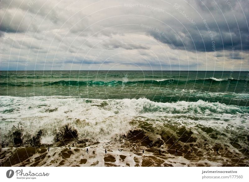 ZARAUZ Farbfoto Außenaufnahme Menschenleer Tag Ferien & Urlaub & Reisen Tourismus Meer Wasser Wellen Küste frisch natürlich blau Sturm Wolken Sand Sandstrand