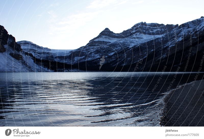 EIN KÜHLES NASS Gedeckte Farben Außenaufnahme Morgendämmerung Froschperspektive Panorama (Aussicht) Ausflug Ferne Winterurlaub Berge u. Gebirge Umwelt Natur