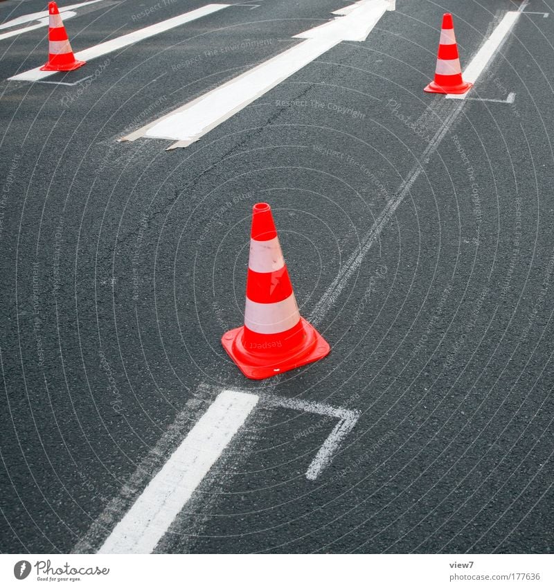 Markierungsarbeiten Farbfoto Außenaufnahme Detailaufnahme Menschenleer Starke Tiefenschärfe Beruf Handwerker Arbeitsplatz Baustelle Werkzeug Verkehr Straße