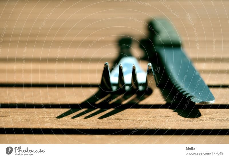 Gemeinsam sind wir stark Ernährung Besteck Messer Gabel Häusliches Leben Möbel Tisch Holz Metall liegen bedrohlich Spitze braun Gastfreundschaft