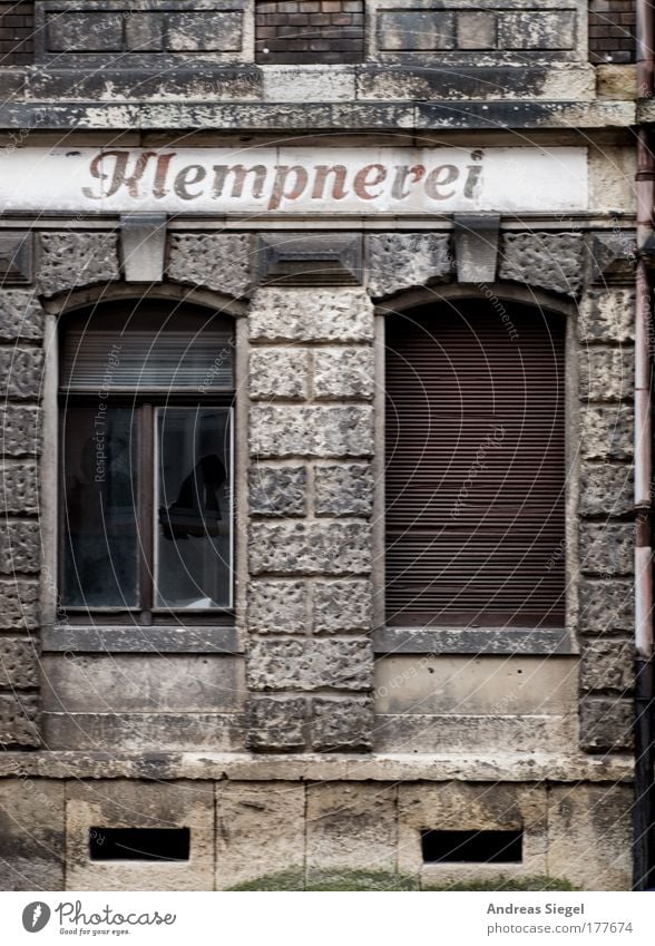 Klempnerei Farbfoto Gedeckte Farben Außenaufnahme Menschenleer Tag Dienstleistungsgewerbe Handwerk Mittelstand Arbeitslosigkeit Stadt Stadtrand Haus Gebäude