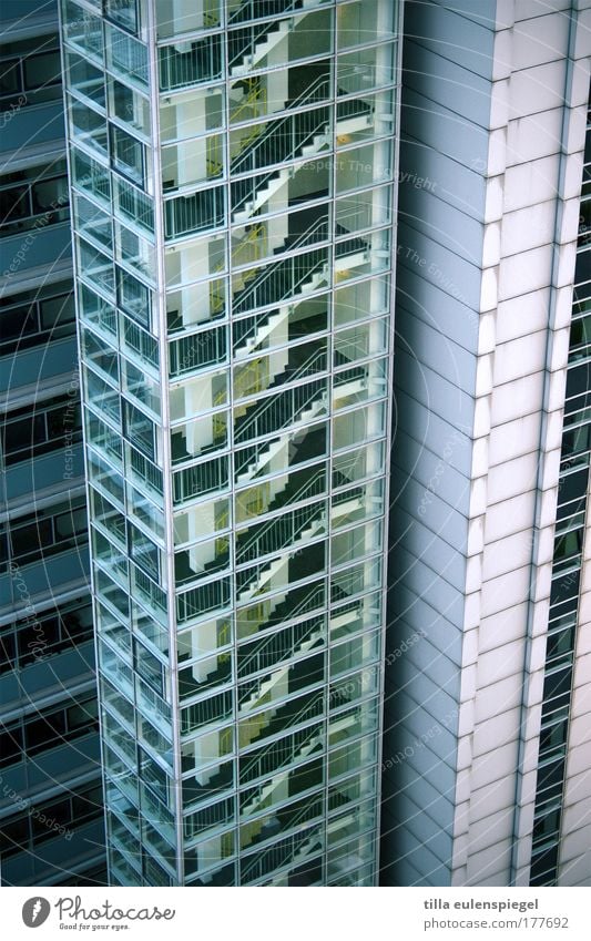 abwärts Farbfoto Außenaufnahme Abend Vogelperspektive Berlin Hauptstadt Menschenleer Hochhaus Gebäude Architektur Mauer Wand Treppe Fassade Fenster Glas kalt