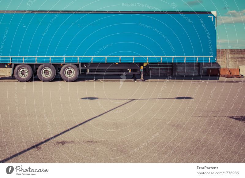 LS+LKW Himmel Wolken Verkehr Straße Fahrzeug Lastwagen Linie blau grau Asphalt Laterne Laternenpfahl Abdeckung Rad stehen Güterverkehr & Logistik Farbfoto