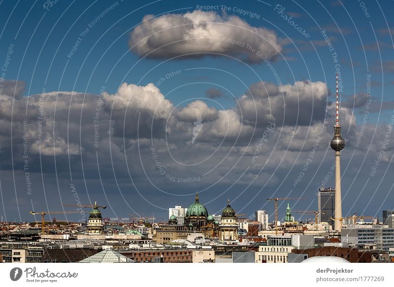 Berliner Skyline im Sommer Ferien & Urlaub & Reisen Tourismus Ausflug Ferne Freiheit Sightseeing Städtereise Umwelt Wolken Hauptstadt Haus Kirche Dom Turm